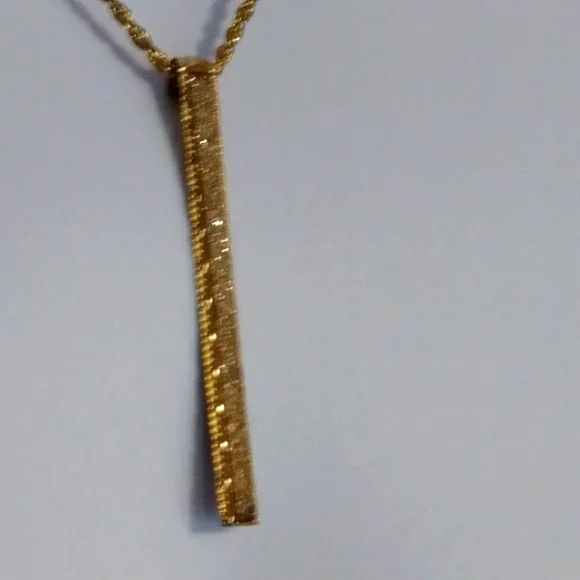 🌺BUNDLE ONLY🌺VINTAGE LADIES FAUX GOLD PENDANT - Picture 2 of 10